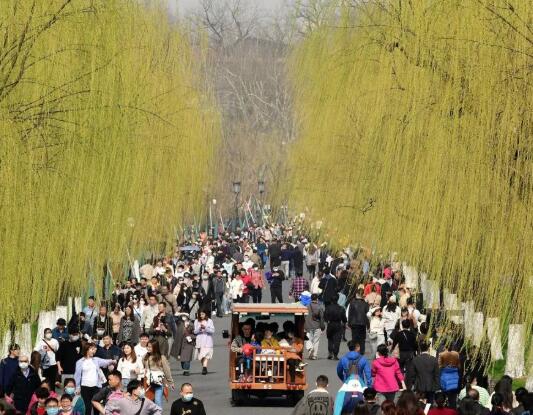 一年多出“中等城视妆的人丁规模